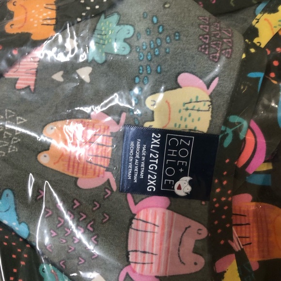 NWT Zoe + Chloe Army Green Frog and Rainbow pattern short sleeve scrub top - Picture 14 of 15